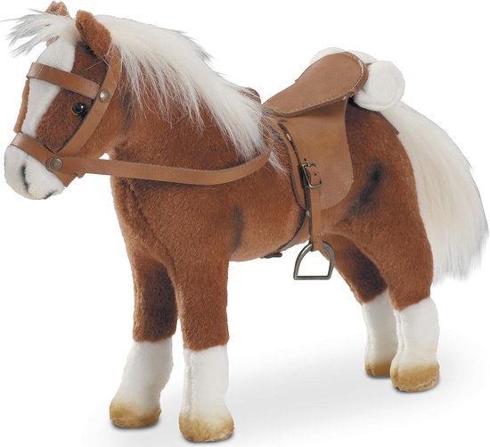 Bruin pluche paard met witte manen en staart, bruin zadel en hoofdstel.