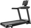 Zwarte VirtuFit loopband TR 900i in een studio setting, met een digitaal display dat trainingsgegevens toont.