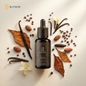 Bruine fles baardolie met een label met de tekst 'Tobacco & Vanilla', omringd door cacaobonen, vanillestokjes, tabaksbladeren en vanillebloemen.