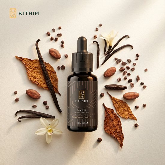 Bruine fles baardolie met een label met de tekst 'Tobacco & Vanilla', omringd door cacaobonen, vanillestokjes, tabaksbladeren en vanillebloemen.