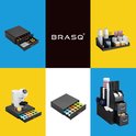 Collage de produits Brasq : boîtes à capsules avec capsules Nespresso, tasses à café et accessoires.