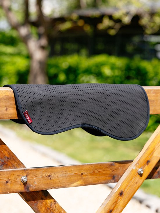 LeMieux Zadelonderlegger Non-Slip Half Pad Black - L | Zadelonderleggers paard LeMieux Zadelonderlegger Non-Slip Half Pad Black - L | Zadelonderleggers paard