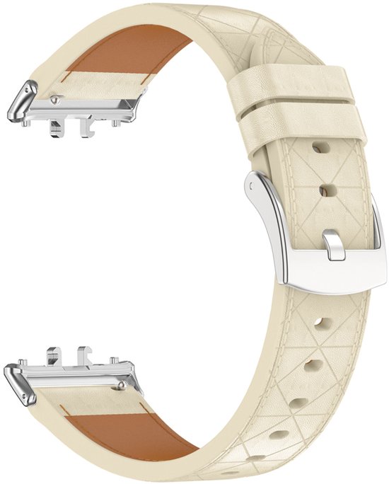 Beige lederen horlogeband met ruitpatroon en zilverkleurige gesp, in een cirkelvorm.