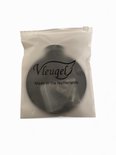 Zwart rond plateau in een doorschijnend plastic zakje met het logo 'Vleugel' en 'Made in the Netherlands'.
