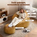 Vrouw ontspant in gele zitzak met poef. Markeringen tonen ondersteuning voor nek, rug, bekken en lendenen.