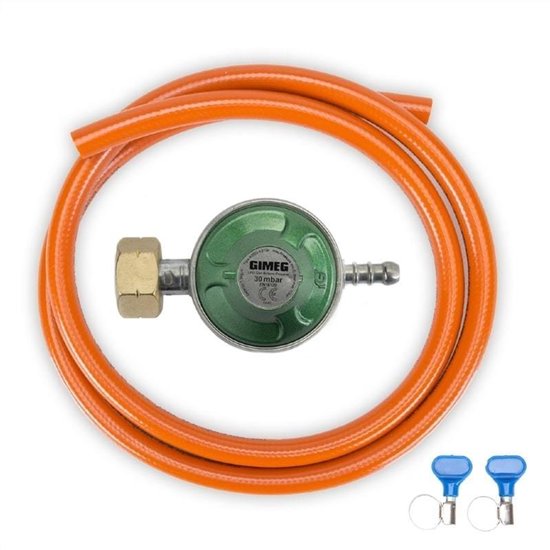 Gimeg gasdrukregelaar met groene behuizing en 30 mbar aanduiding, met oranje gasslang en twee blauwe sleutels.