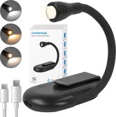 Zwart leeslampje met flexibele nek, klem en USB-oplaadkabel. Toont 3 lichtstanden: wit, warm geel en warm wit.