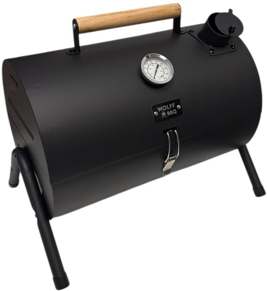Zwarte, cilindervormige draagbare BBQ van Wolff BBQ met houten handvat, thermometer en zwarte pootjes.