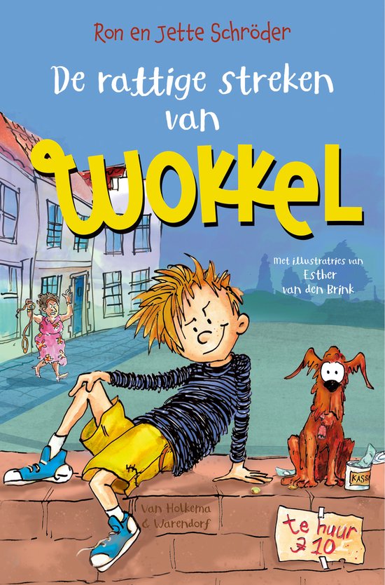 Een jongen met warrig blond haar en een gele korte broek zit op een muur naast een hond. Op de achtergrond een gebouw.