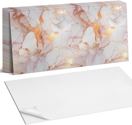 Stapel zelfklevende wandtegels met marmerprint in roze, wit en oranje tinten, met goudkleurige aderen.