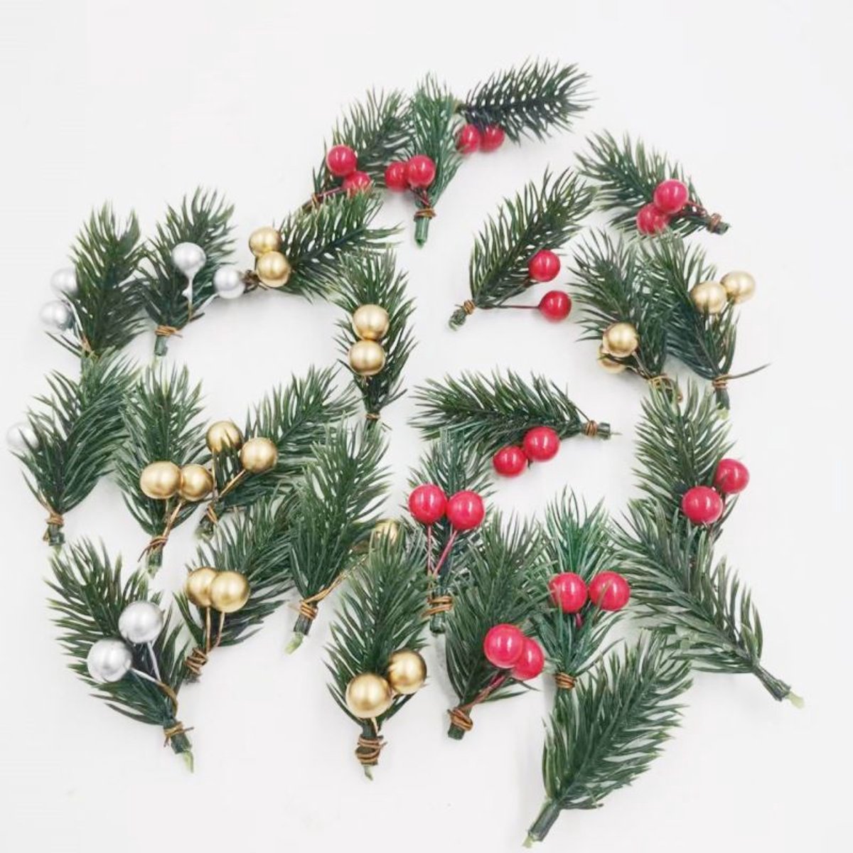 30 stuks - Kerstversiering - Kersthanger - Kerstkrans - Kunst Dennentakken met Bessen - 5.5cm - Kersttakversieringen - Kerststukjes - Realistische Kerststukjes Takken - Goud – foto 3