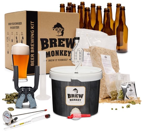 Brew Monkey bierbrouwpakket met emmer, flessen, ingrediënten, glas bier, thermometer en handige brouwt tools.