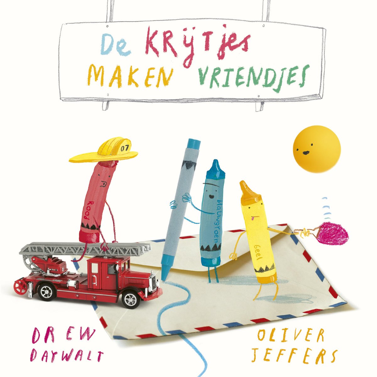 Krijtjes, waaronder een brandweerman, een blauw krijtje en een geel krijtje, op een envelop met een rode brandweerauto.