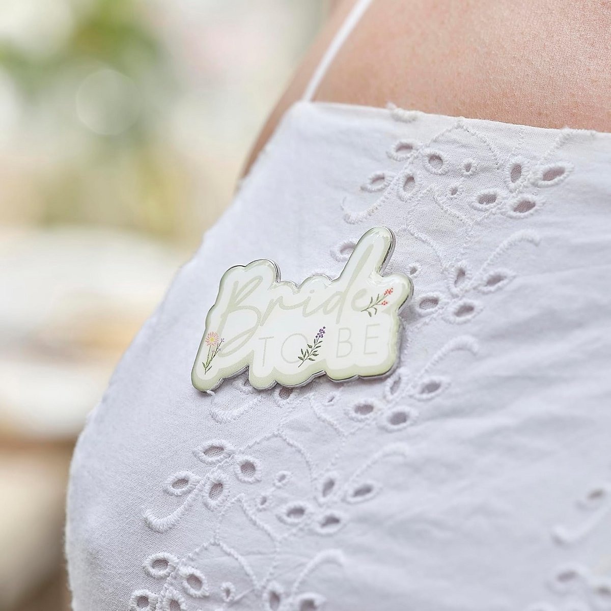 Bloemen Badge Bruid Staande Zilverkleurig met Witte en Saliegroene Print voor Vrijgezellenfeest