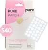 Verpakking van 'Pure Patch' puistjespleisters, met vermelding van '540'. Naast de doos ligt een vel met diverse maten ronde pleisters.