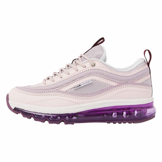 Roze lage sneaker met paarse luchtdemping en bordeauxrode lussen aan hiel en tong.