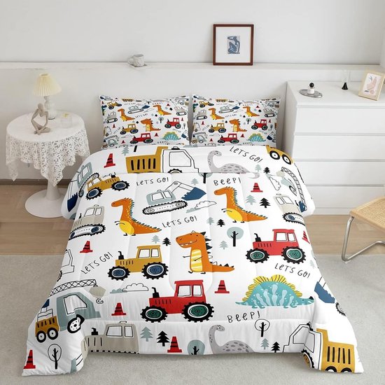 Dekbedovertrek met een witte achtergrond en een print van dinosaurussen, tractoren, graafmachines, vrachtwagens en verkeerskegels. Tekst: 'Lets go!' en 'Beep!'.