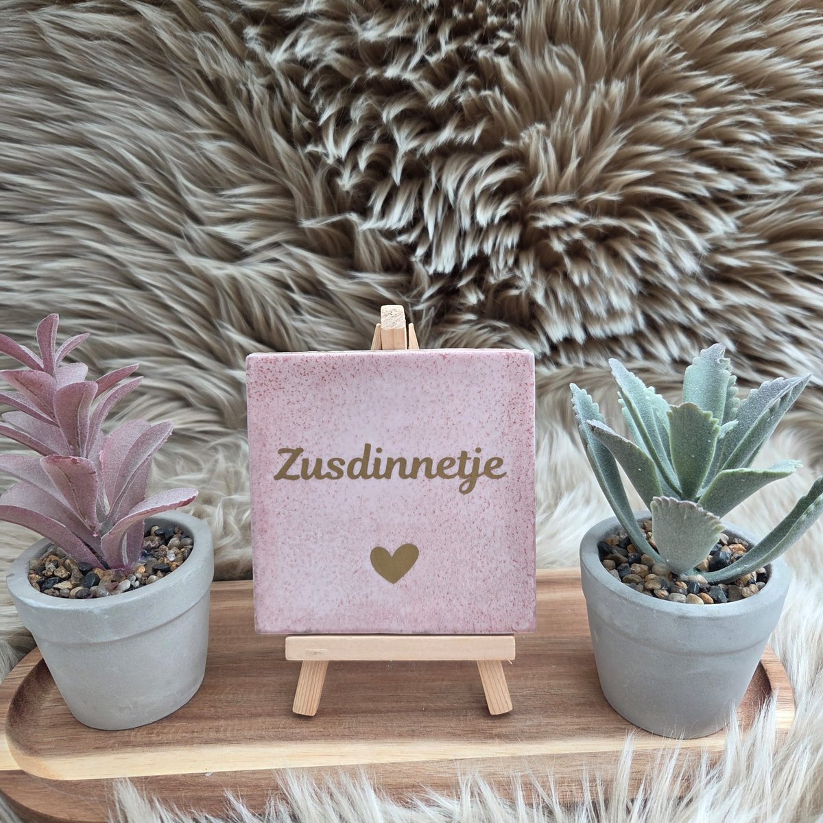 CreaCraft Robuust Wenstegeltje – Zusdinnetje – 10x10 cm – Lief Cadeau voor Zus of Beste Vriendin – Handmade – Stijlvolle Wanddecoratie met Betekenis – Trendy nu – Decoratief Tegeltje met Standaard – Cadeau Idee Robuust lichtroze/Goud