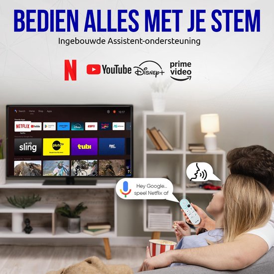Een stel kijkt tv via een CASA LUMA smart TV-stick. De man zegt "Hey Google... speel Netflix af" en de vrouw houdt de afstandsbediening vast.