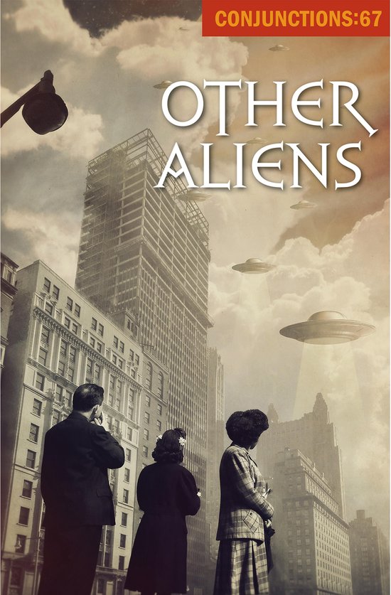 Cover van Conjunctions 67: Other Aliens. Mensen kijken omhoog naar vliegende schotels boven een wolkenkrabber.