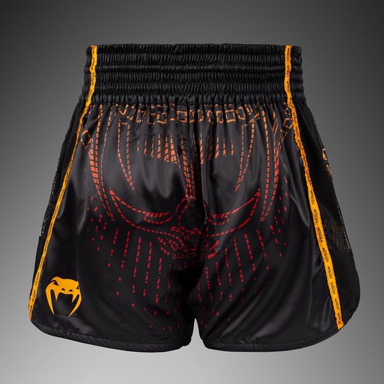 Zwarte Muay Thai shorts met rode Quetzal Fury print op de achterkant en gele Venum logo.