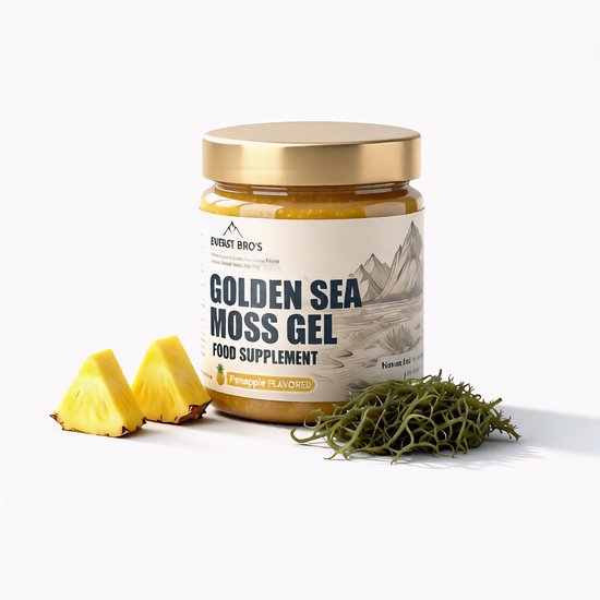 Pot "Golden Sea Moss Gel Ananas" met ananasstukjes en zeewier, op witte achtergrond.