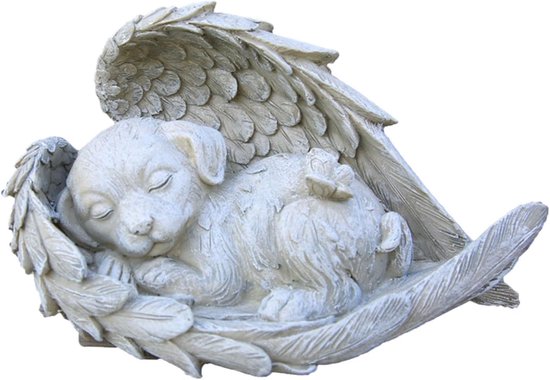 Chiot endormi dans une aile d'ange protectrice en pierre blanc cassé.