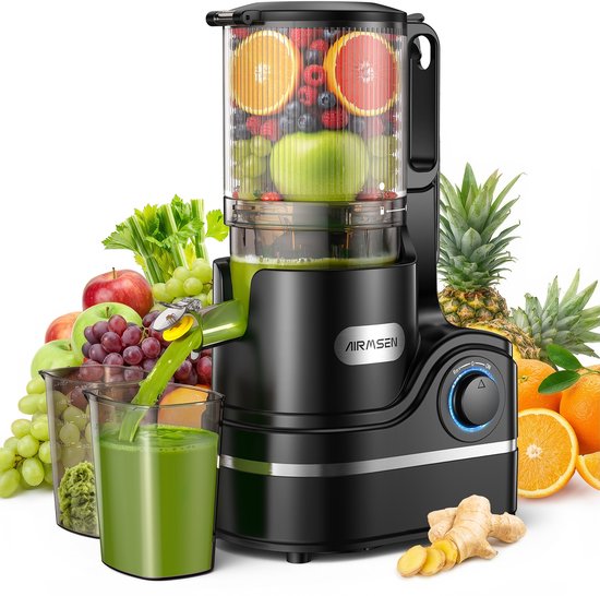 Zwarte AIRMSEN slowjuicer omringd door verse vruchten en groenten, met sap dat in een glas loopt.