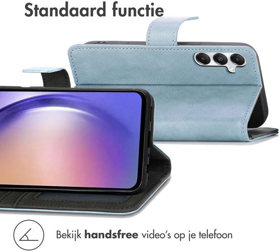 Lichtblauwe telefoonhoes in boekstijl met opengeklapte voorkant en telefoon, met 'Standaard functie' en 'Bekijk handsfree video's op je telefoon'.