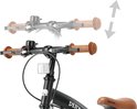 Gros plan du guidon du vélo Deryan noir, avec poignées et sonnette marrons. La hauteur réglable est indiquée.