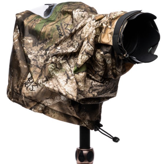 Realtree APX camouflage regenhoes voor camera op een statief.