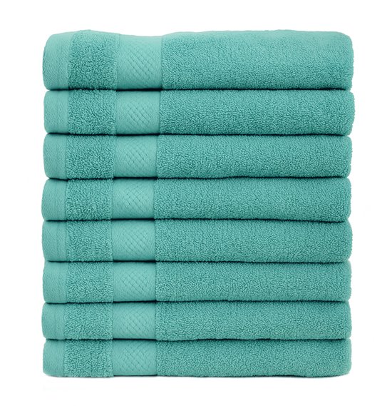 Stapel turquoise handdoeken met een geweven rand en textuur.
