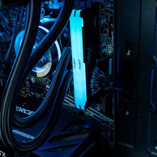 Close-up van blauw verlichte RAM modules ('FURY') in een computer, naast de waterkoeling en grafische kaart.