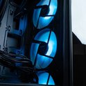 Drie ronde, blauw verlichte MSI fans aan de voorkant van een zwarte computerkast.