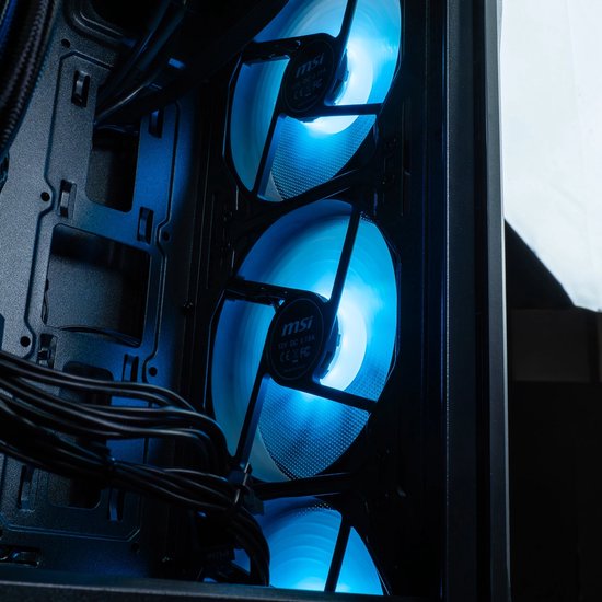 Drie ronde, blauw verlichte MSI fans aan de voorkant van een zwarte computerkast.