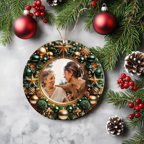 Ronde kersthanger met foto van twee vrouwen, omringd door kerstversiering in groen en goud.