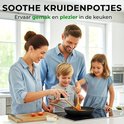 Een familie in een lichte keuken die samen kookt. De kinderen helpen de vader met het toevoegen van kruiden aan een pan.