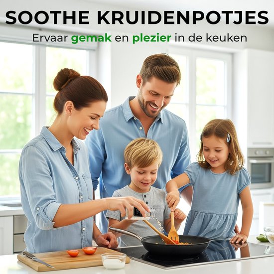 Een gezin dat samen kookt in de keuken. De kinderen helpen mee met het toevoegen van kruiden.