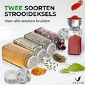Vier glazen kruidenpotjes met verschillende kruiden en specerijen. Een trechter vult een pot met paprikapoeder.