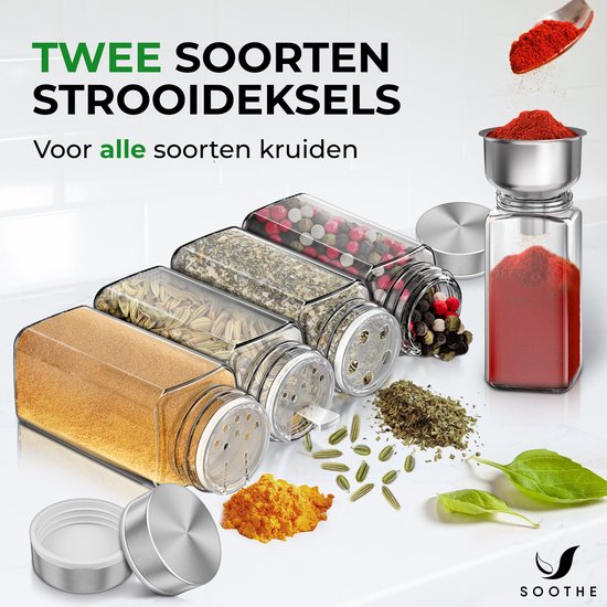 Vier glazen kruidenpotjes met verschillende kruiden en specerijen. Een trechter vult een pot met paprikapoeder.
