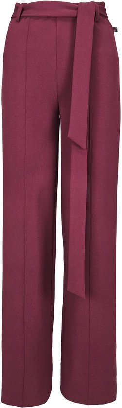 Bordeauxrode broek met strikceintuur en rechte pijpen.