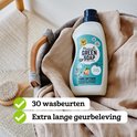 Marcel's Green Soap wasverzachter perzik & jasmijn in een witte fles met groene en blauwe labels. De tekst '30 wasbeurten' en 'Extra lange geurbeleving'.