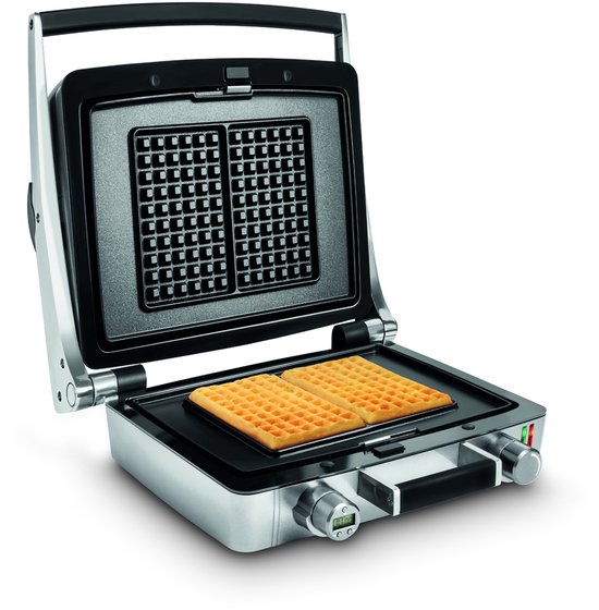 Open Fritel wafelijzer met twee goudbruine wafels aan het bakken.