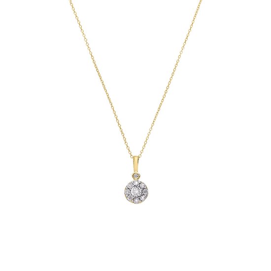 Gouden ketting met een rond hangertje bezet met diamanten, geïsoleerd op wit.