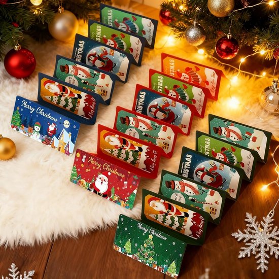 Assortiment kleurrijke Kerst-enveloppen met kerstman- en sneeuwman-ontwerpen op een witte ondergrond.