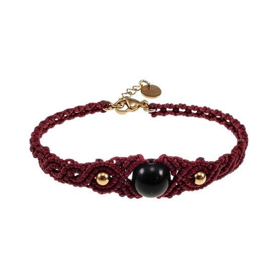 Bordeauxrode macramé armband met centrale zwarte obsidiaan en gouden kraaltjes, gouden sluiting.