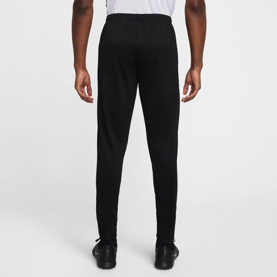 Zicht op de achterkant van een zwarte Nike trainingsbroek voor heren met witte Nike logo's.