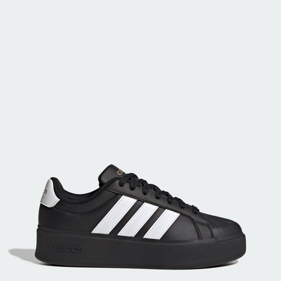 Zwarte damessneaker met platformzool en witte Adidas-strepen op de zijkant. Logo op de zool.