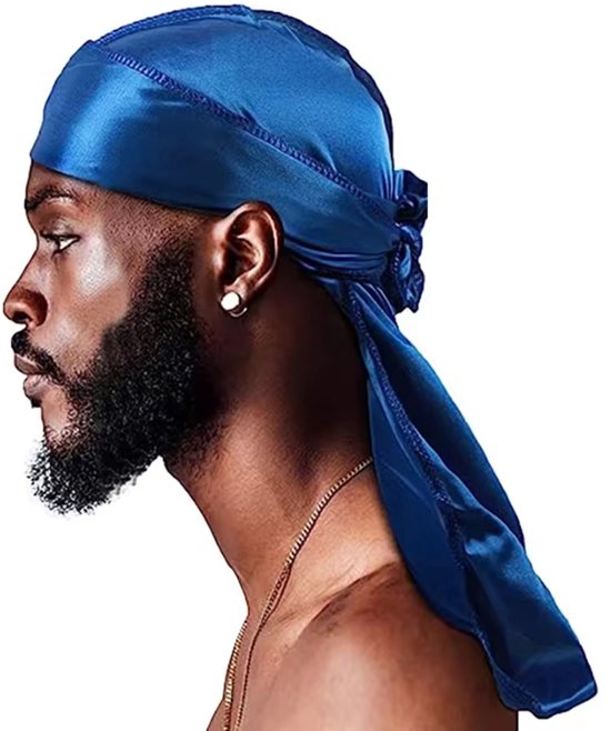 Man met blauwe durag die de golven benadrukt. De durag heeft lange banden.