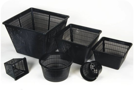 Set van diverse zwarte plastic plantmanden in verschillende maten en vormen, waaronder vierkante en ronde modellen.